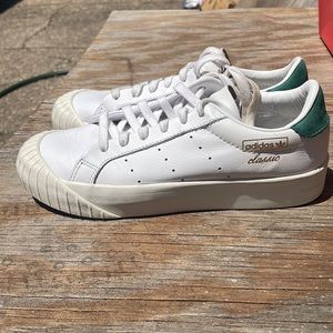 Womenswear OG Classic Tennis Shoe